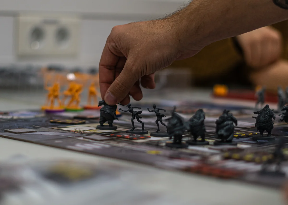 Brettspielabend: Eine Spielfigur wird auf dem Spielbrett bewegt